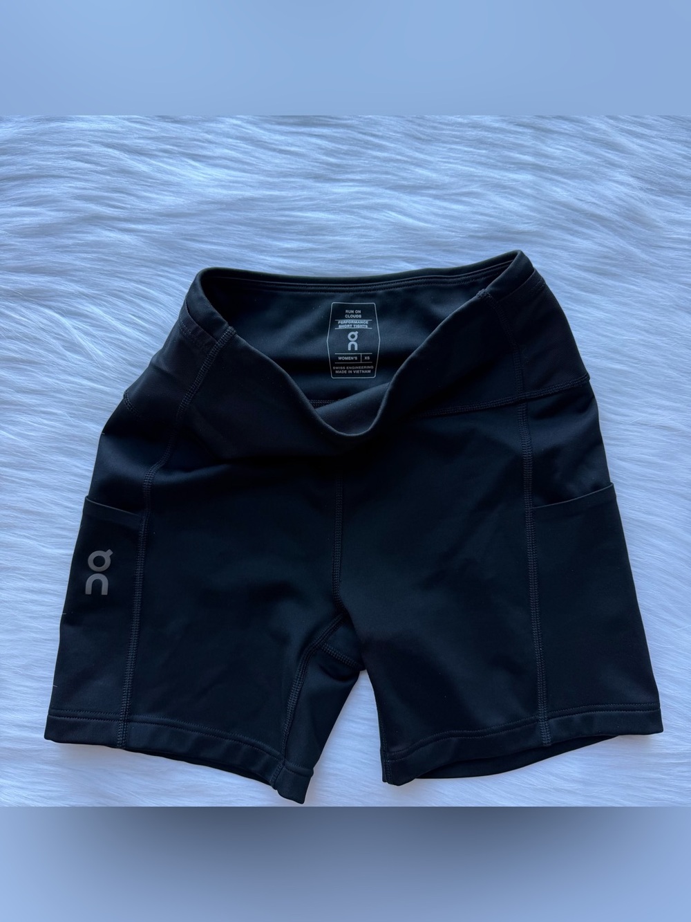 On Cloud performance short tights